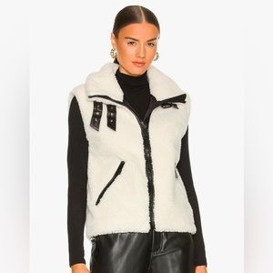 SAM. Sherpa Vest in white